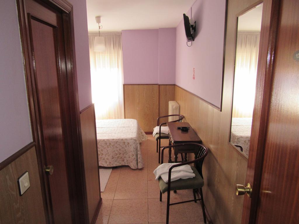 Hostal Restaurante El Abuelo Trobajo Del Camino Kültér fotó