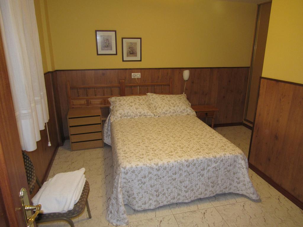 Hostal Restaurante El Abuelo Trobajo Del Camino Kültér fotó