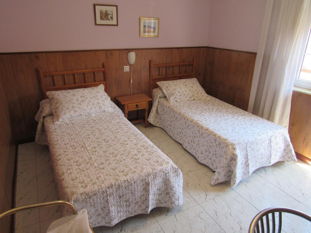 Hostal Restaurante El Abuelo Trobajo Del Camino Kültér fotó