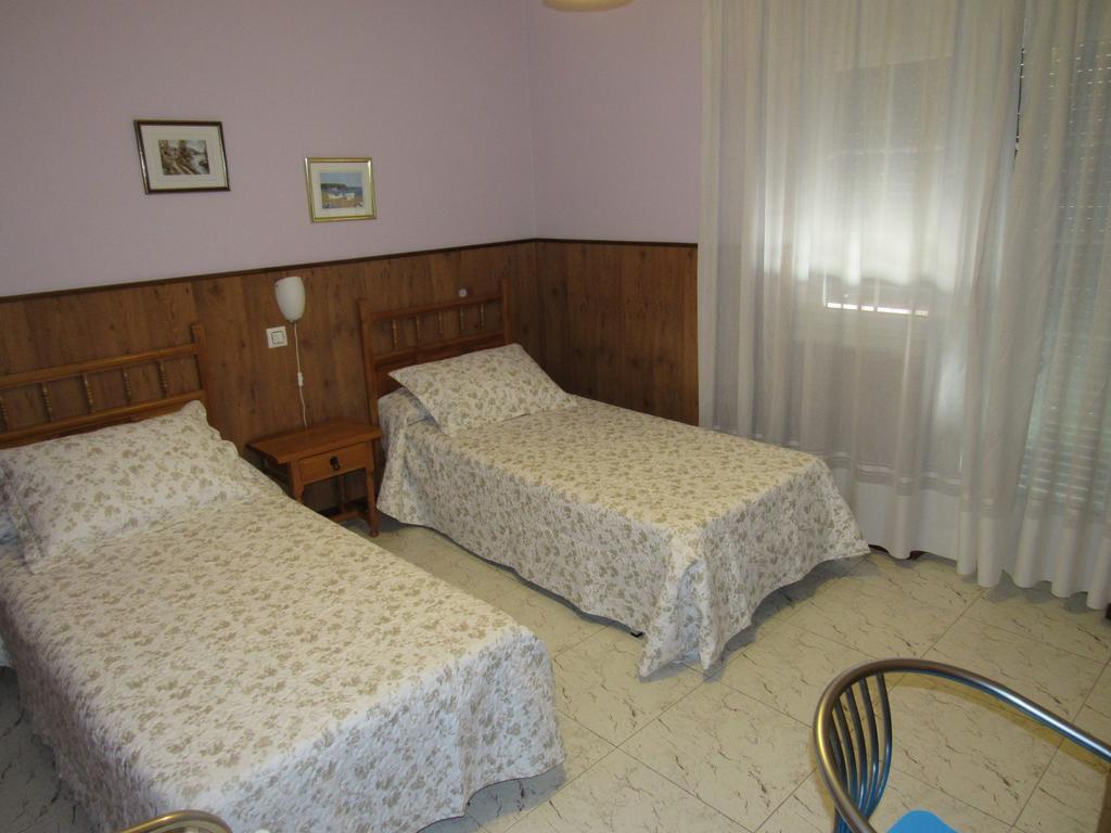 Hostal Restaurante El Abuelo Trobajo Del Camino Kültér fotó