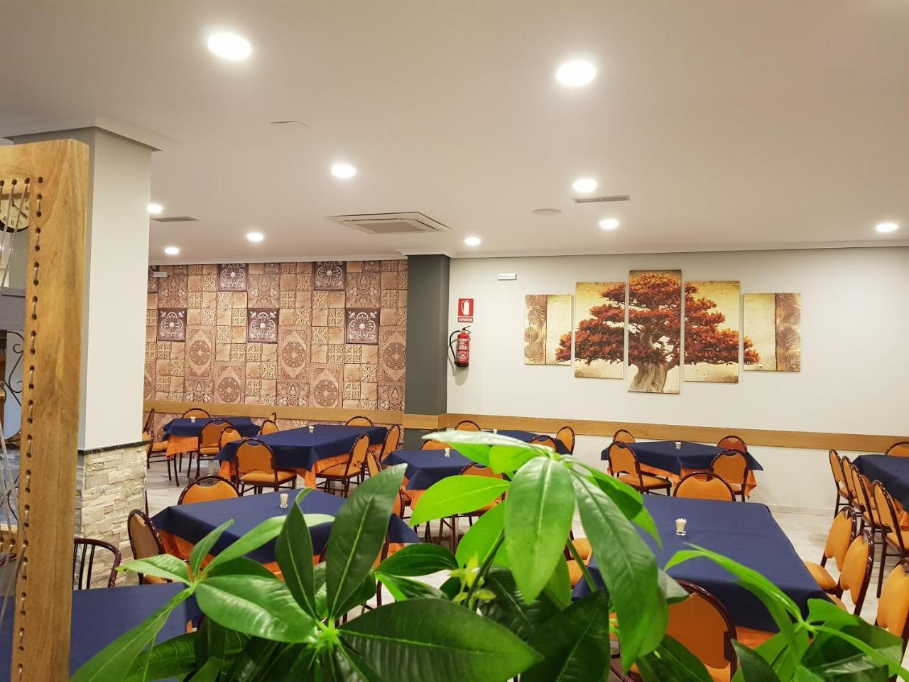 Hostal Restaurante El Abuelo Trobajo Del Camino Kültér fotó